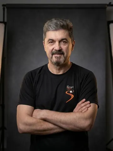 Gabriel Iacob, jucător Smart Spin, zâmbind cu brațele încrucișate