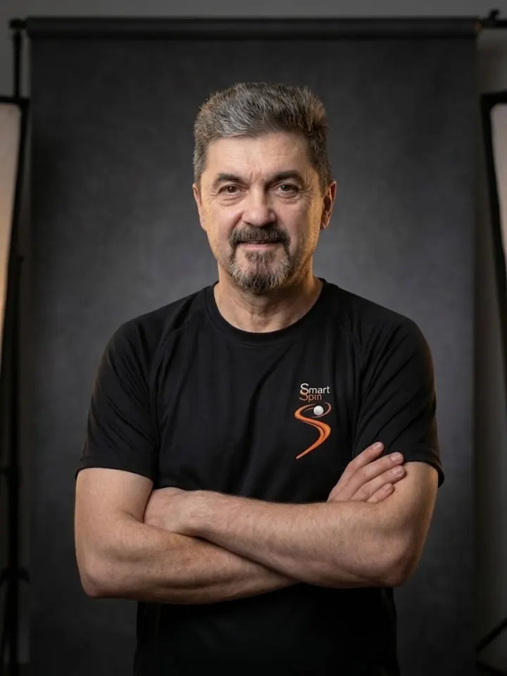 Gabriel Iacob, jucător Smart Spin, zâmbind cu brațele încrucișate