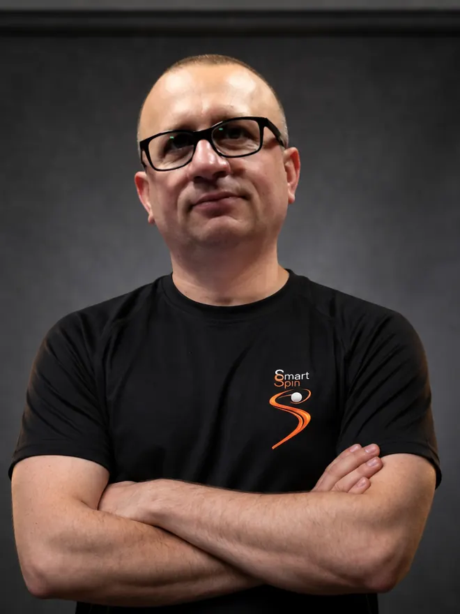 Mihai Lozneanu, membru fondator Smart Spin, cu brațele încrucișate